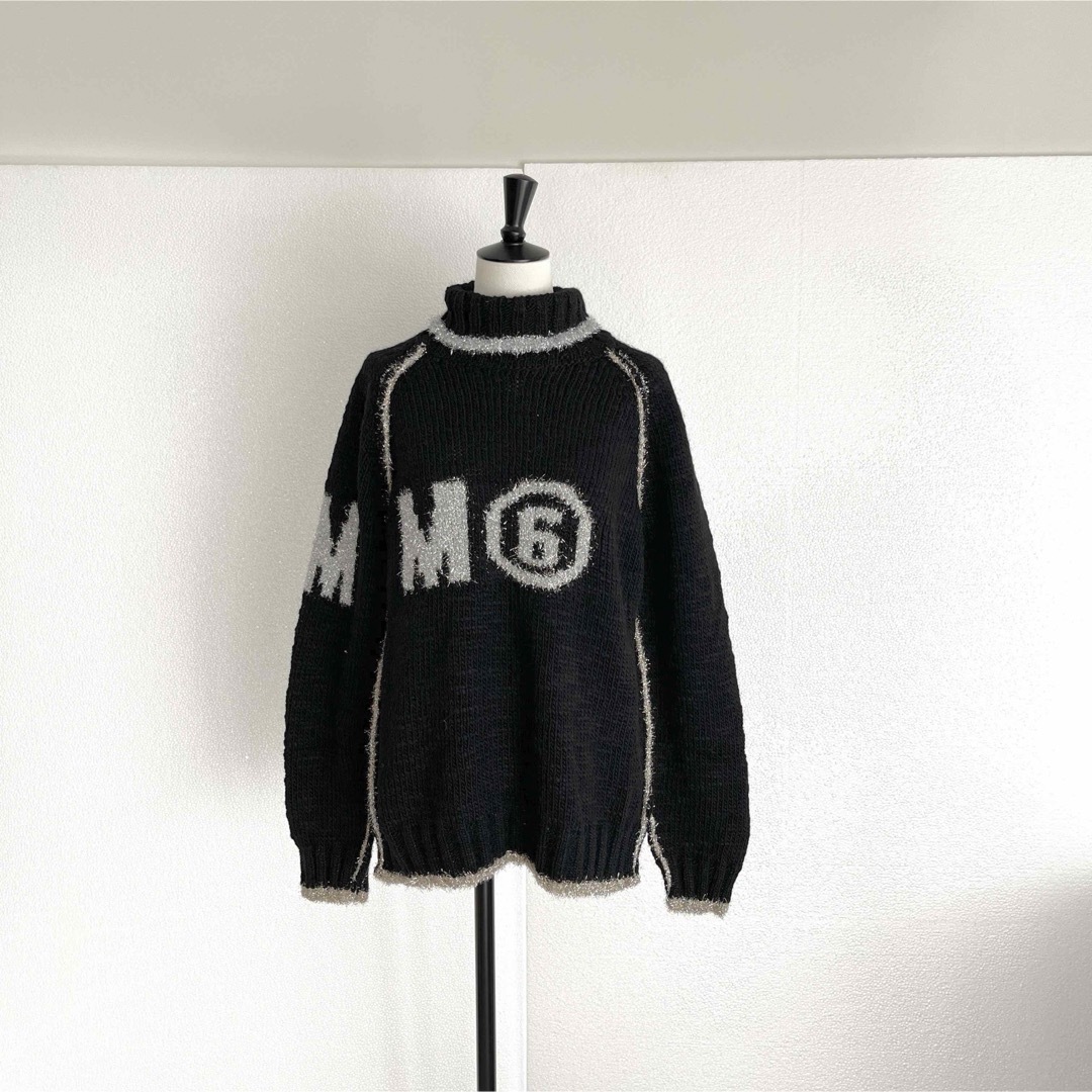 MM6(エムエムシックス)のMM6 Maison Margielaマルジェラ　ロゴ入りニット　セーター　黒 レディースのトップス(ニット/セーター)の商品写真