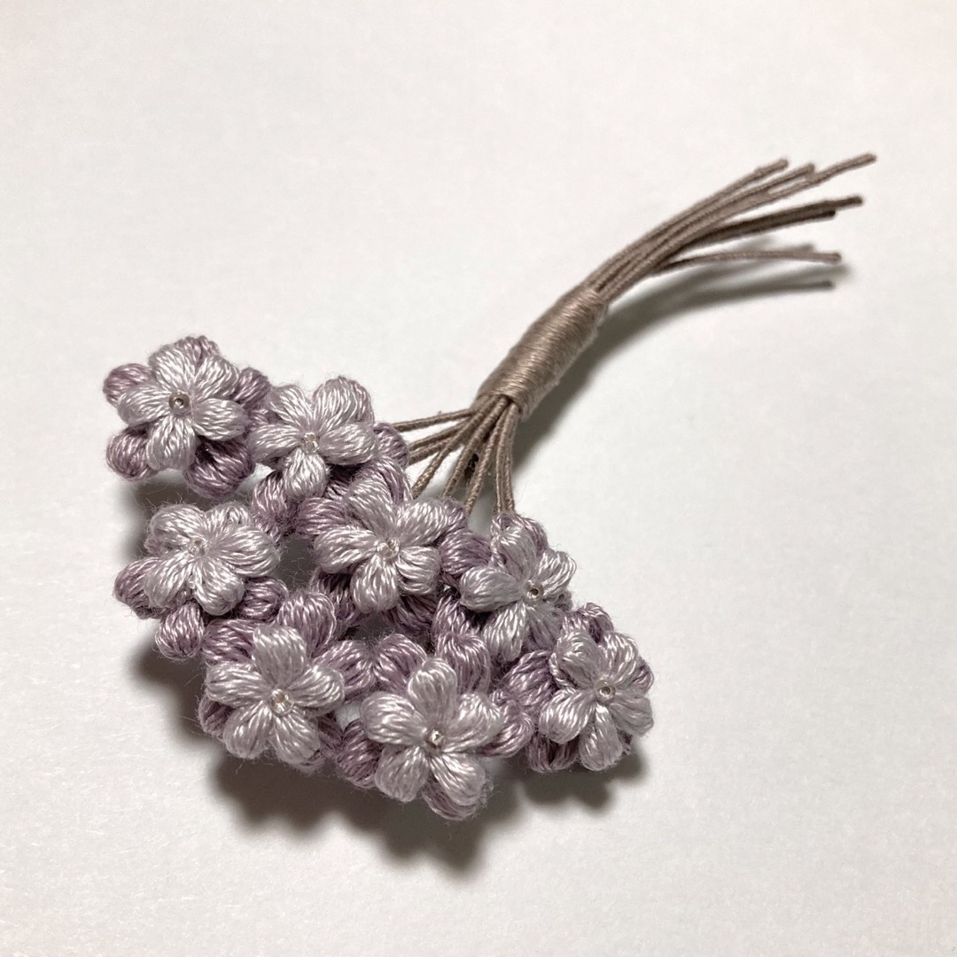 小さなお花の花束ブローチ ハンドメイドのアクセサリー(コサージュ/ブローチ)の商品写真