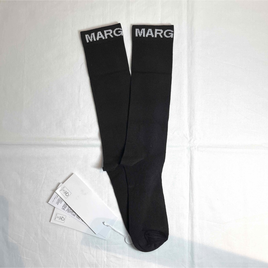 MM6(エムエムシックス)のMM6 Maison Margielaマルジェラ　ロゴ入りハイソックス　靴下　黒 レディースのレッグウェア(ソックス)の商品写真