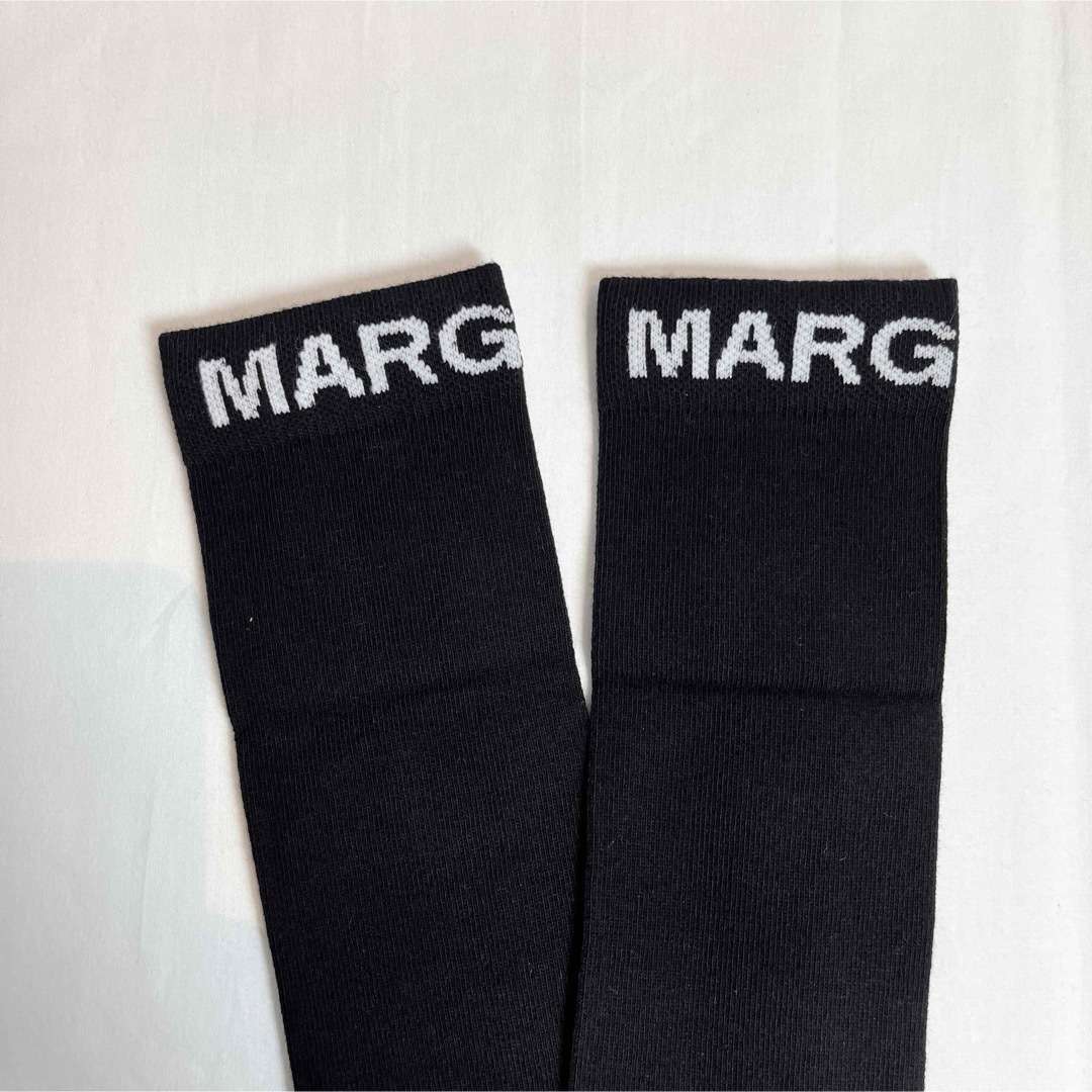 MM6(エムエムシックス)のMM6 Maison Margielaマルジェラ　ロゴ入りハイソックス　靴下　黒 レディースのレッグウェア(ソックス)の商品写真