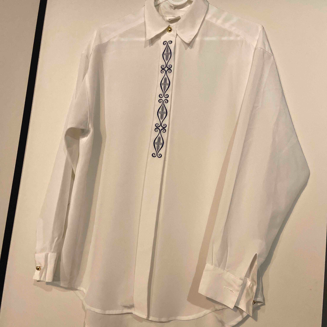 古着　刺繍　サテンシャツ レディースのトップス(シャツ/ブラウス(長袖/七分))の商品写真