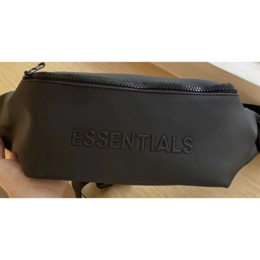 Essential(エッセンシャル)のFOG ESSENTIALS エッセンシャルズボディーバック　男女兼用ブラック メンズのバッグ(ボディーバッグ)の商品写真