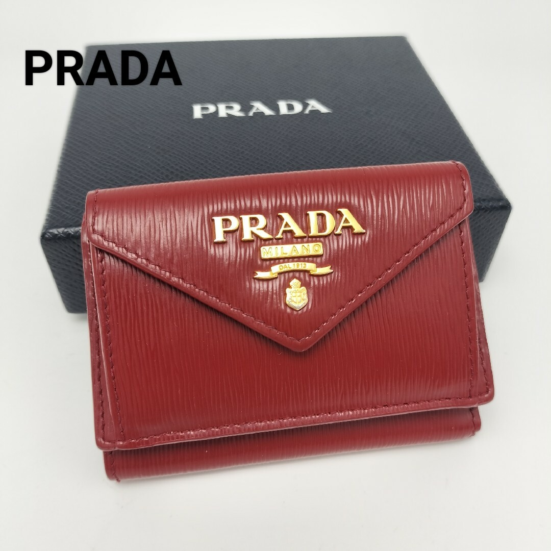 PRADA(プラダ)の極美品✨プラダ　折り財布　三つ折り　レザー レディースのファッション小物(財布)の商品写真