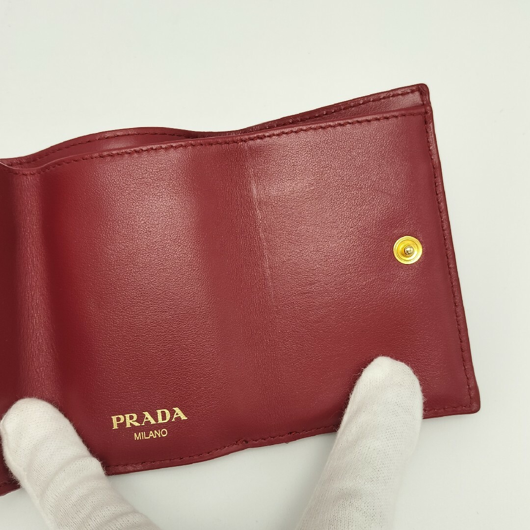 PRADA(プラダ)の極美品✨プラダ　折り財布　三つ折り　レザー レディースのファッション小物(財布)の商品写真