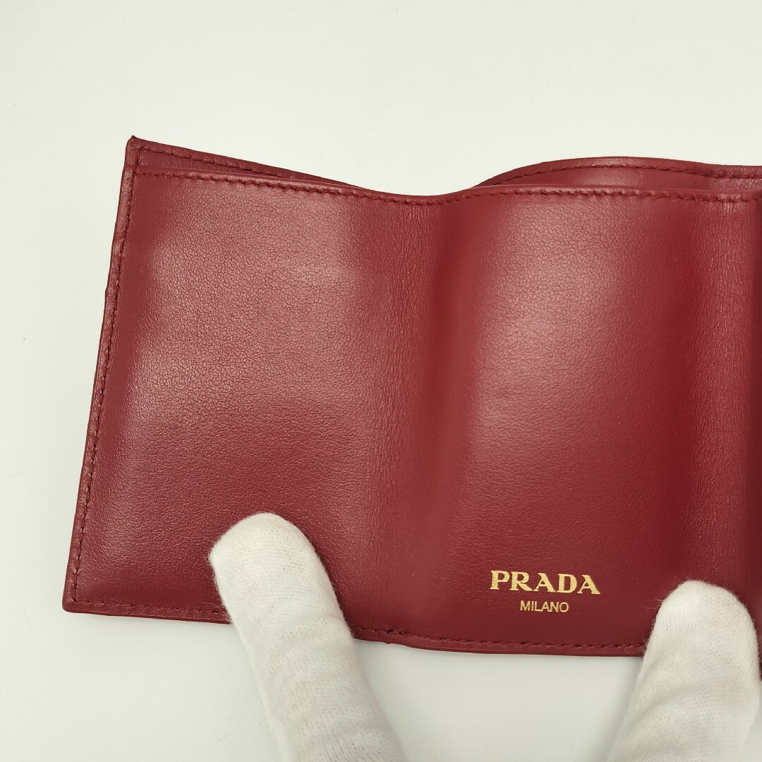 PRADA(プラダ)の極美品✨プラダ　折り財布　三つ折り　レザー レディースのファッション小物(財布)の商品写真