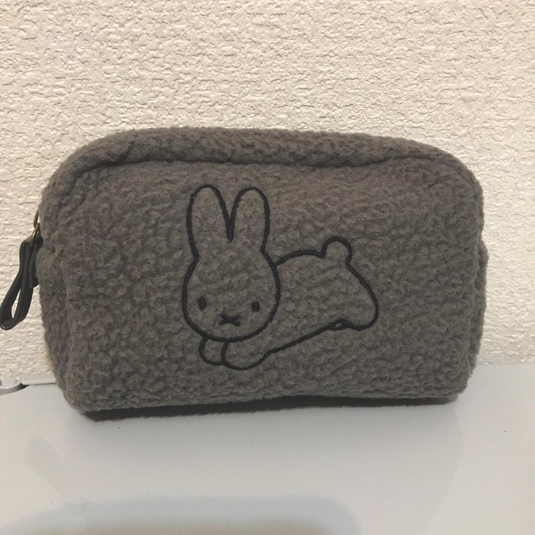 miffy(ミッフィー)の新品未使用　ミッフィー　モコモコ　ポーチ レディースのファッション小物(ポーチ)の商品写真