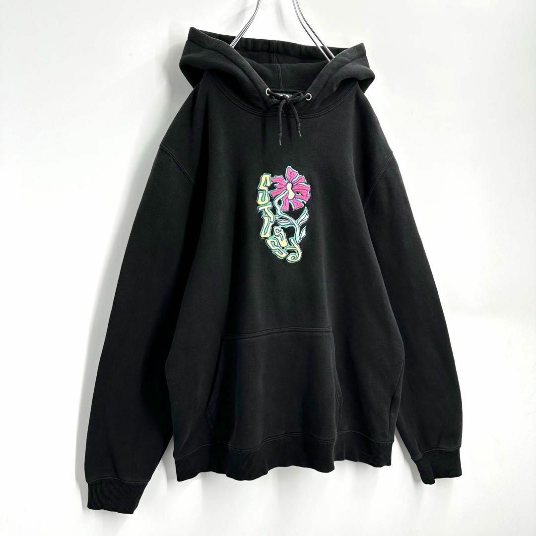 STUSSY(ステューシー)の【希少デザイン】ステューシー　センター刺繍ロゴ　花柄　パーカー　入手困難　M　黒 メンズのトップス(パーカー)の商品写真