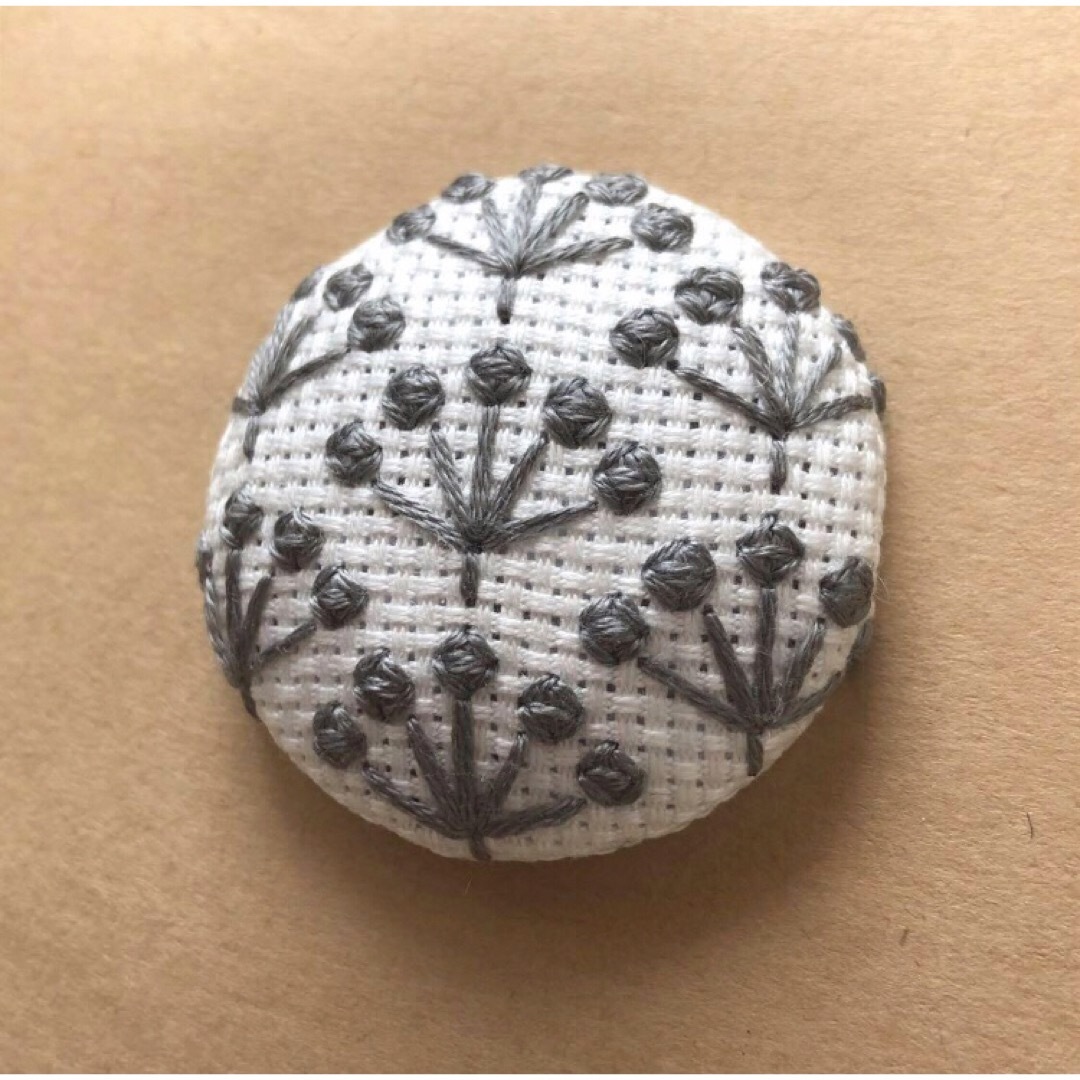 刺繍ブローチ　木の実柄②【オフホワイト×グレー】 ハンドメイドのアクセサリー(コサージュ/ブローチ)の商品写真