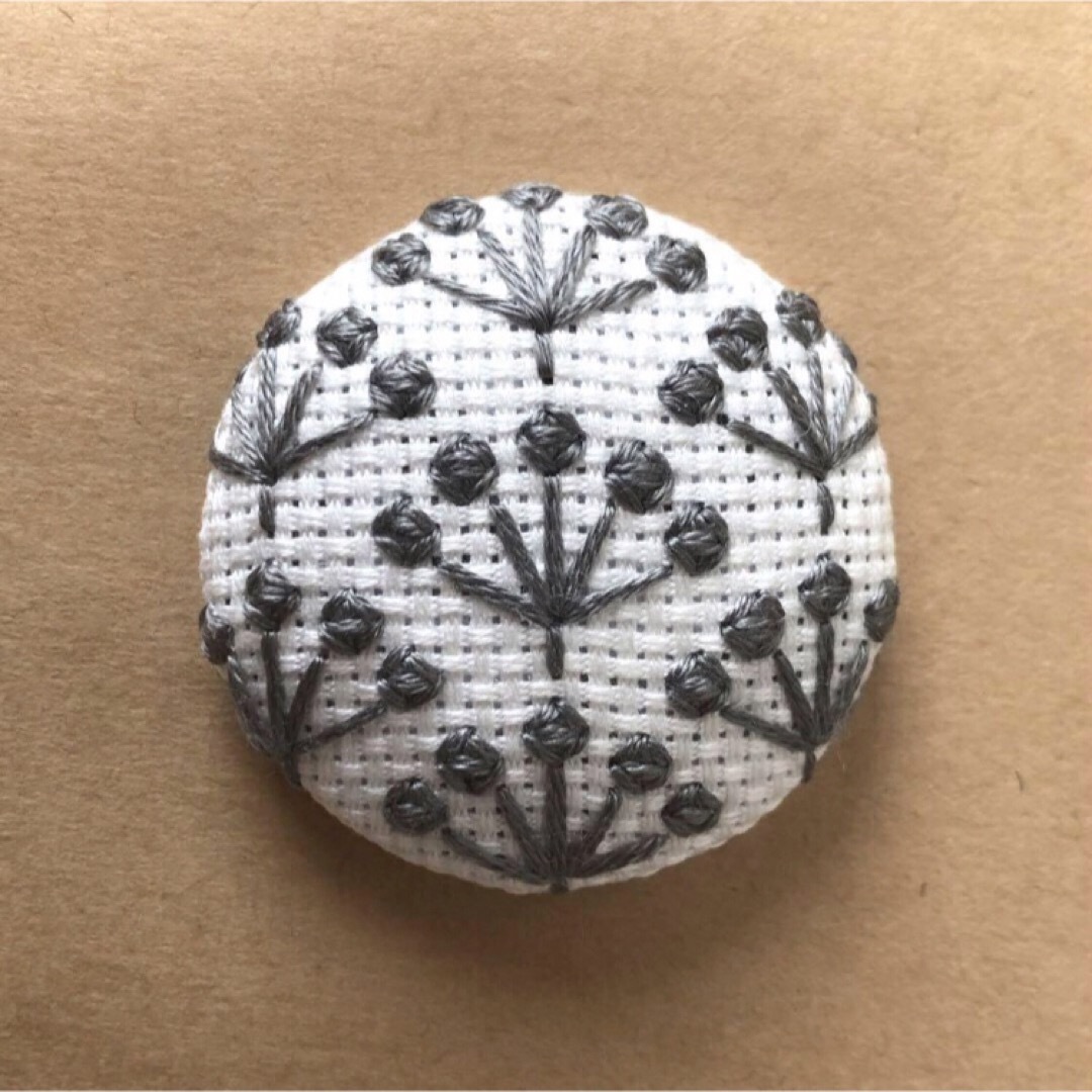 刺繍ブローチ　木の実柄②【オフホワイト×グレー】 ハンドメイドのアクセサリー(コサージュ/ブローチ)の商品写真