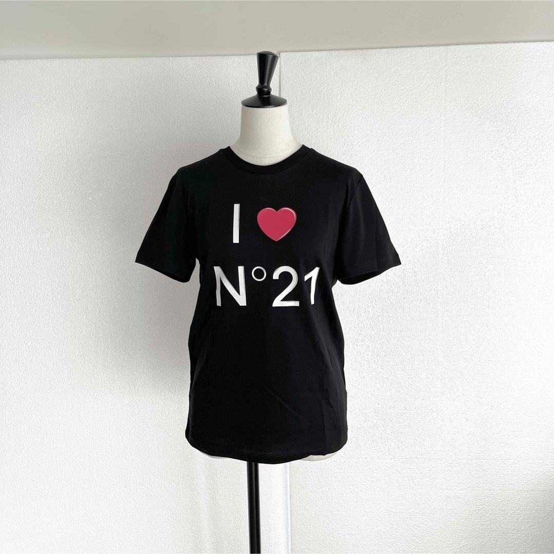 N°21(ヌメロヴェントゥーノ)のN°21ヌメロ ヴェントゥーノ　ロゴ入り　半袖Tシャツ　カットソー　ブラック レディースのトップス(Tシャツ(半袖/袖なし))の商品写真