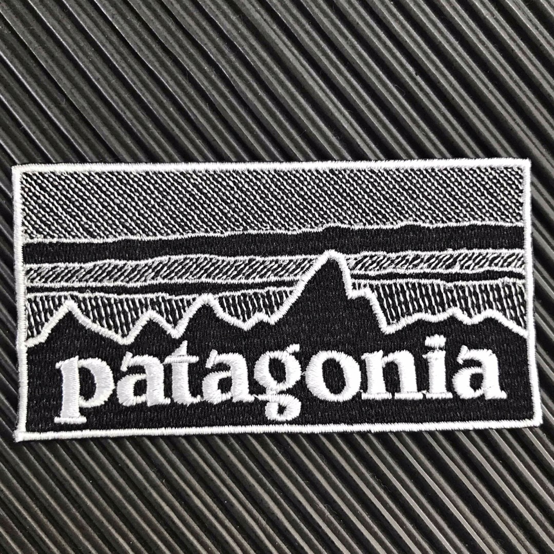 patagonia(パタゴニア)の90×48mm PATAGONIAフィッツロイ モノクロアイロンワッペン -2L 自動車/バイクのバイク(装備/装具)の商品写真