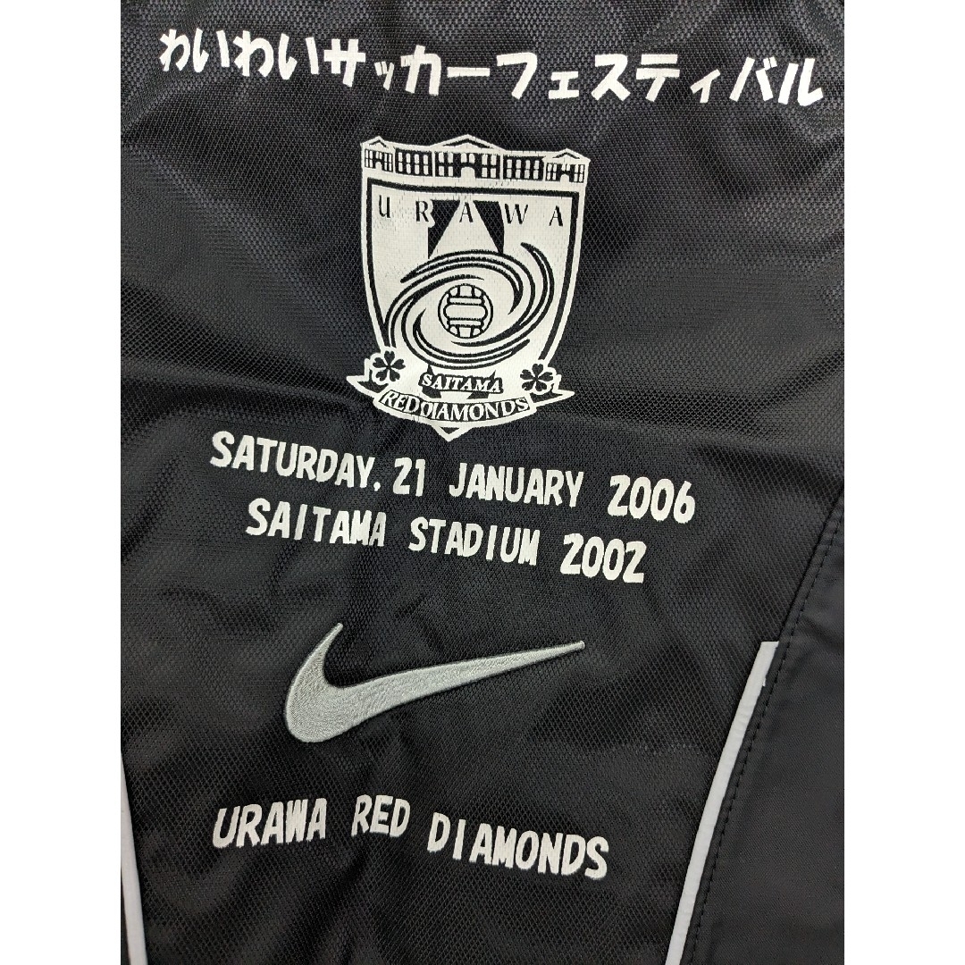 NIKE(ナイキ)の浦和レッズとNIKEコラボの記念バッグ2006年1月21日サッカーフェスティバル スポーツ/アウトドアのサッカー/フットサル(記念品/関連グッズ)の商品写真