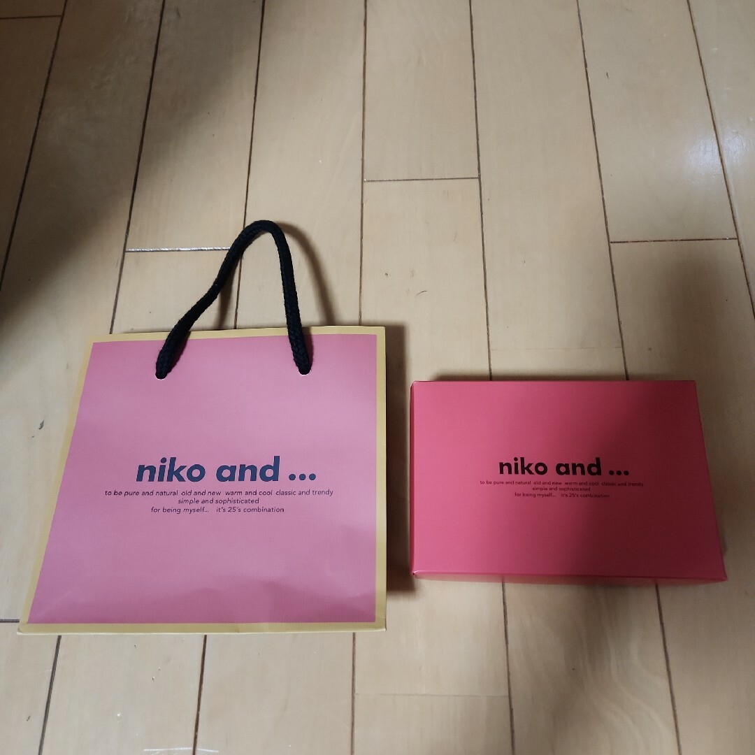 niko and...(ニコアンド)のNiko and… ショッパー&チョコレートの箱 RED① レディースのバッグ(ショップ袋)の商品写真