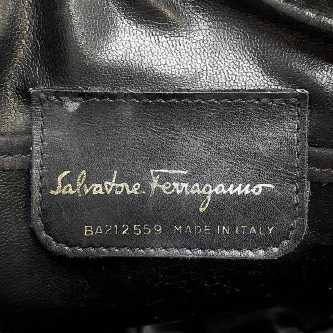 Salvatore Ferragamo(サルヴァトーレフェラガモ)のサルヴァトーレフェラガモ ショルダーバッグ 鞄 ヴァラ ゴールド金具 黒系 レディースのバッグ(ショルダーバッグ)の商品写真