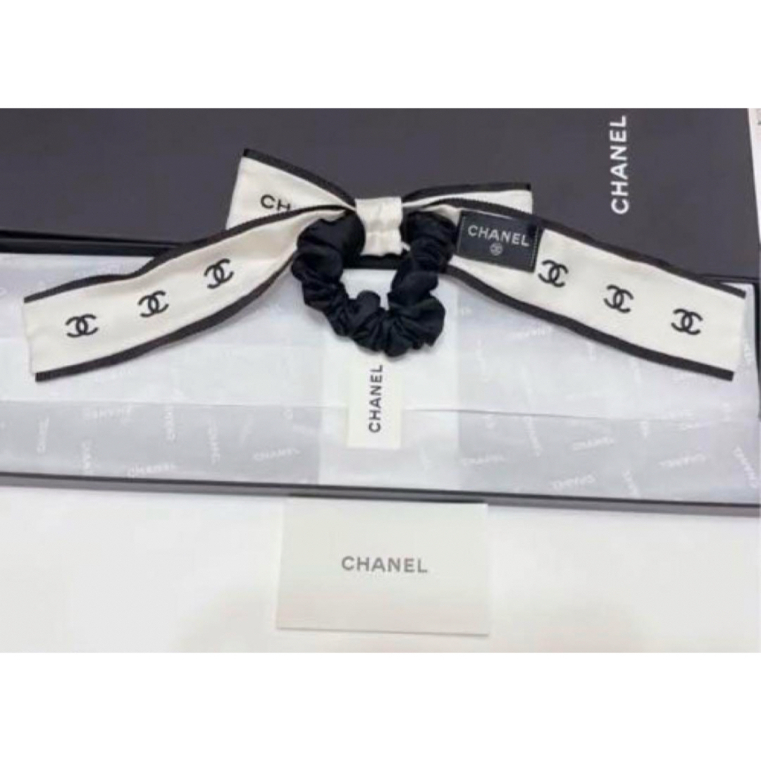 CHANEL(シャネル)のCHANEL シャネル　限定　リボン　シュシュ　ココマーク　エクリュ　白　新品 レディースのヘアアクセサリー(ヘアゴム/シュシュ)の商品写真