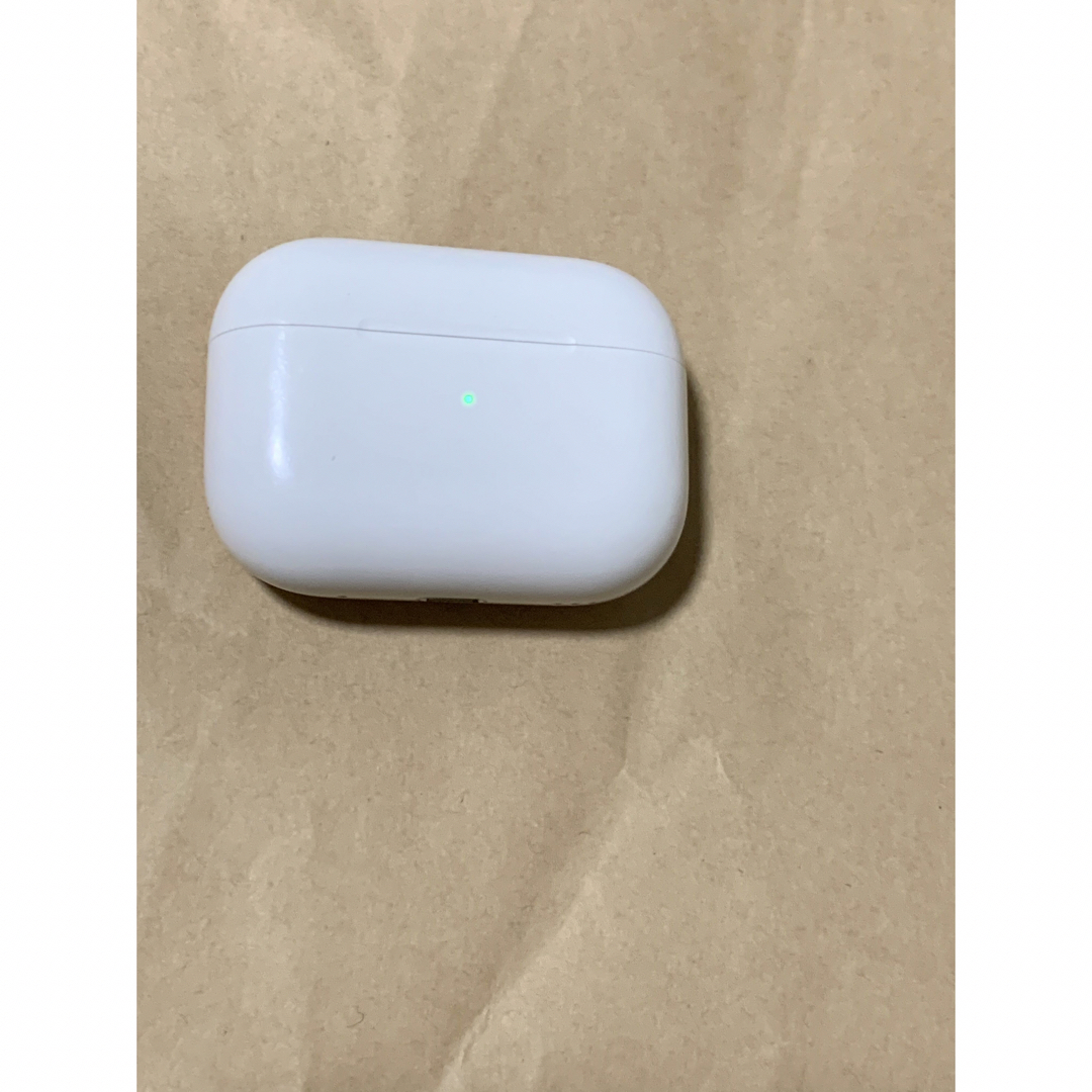 Apple(アップル)のAirPods Pro第2世代 充電器ケース MQD83J/A A2700_11 スマホ/家電/カメラのオーディオ機器(ヘッドフォン/イヤフォン)の商品写真