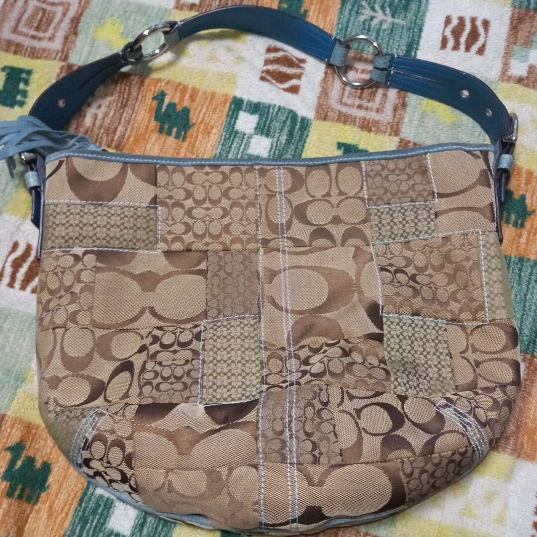 COACH(コーチ)のCOACH コーチ パッチワーク  シグネチャー バッグ 水色 ボーボー レディースのバッグ(ショルダーバッグ)の商品写真