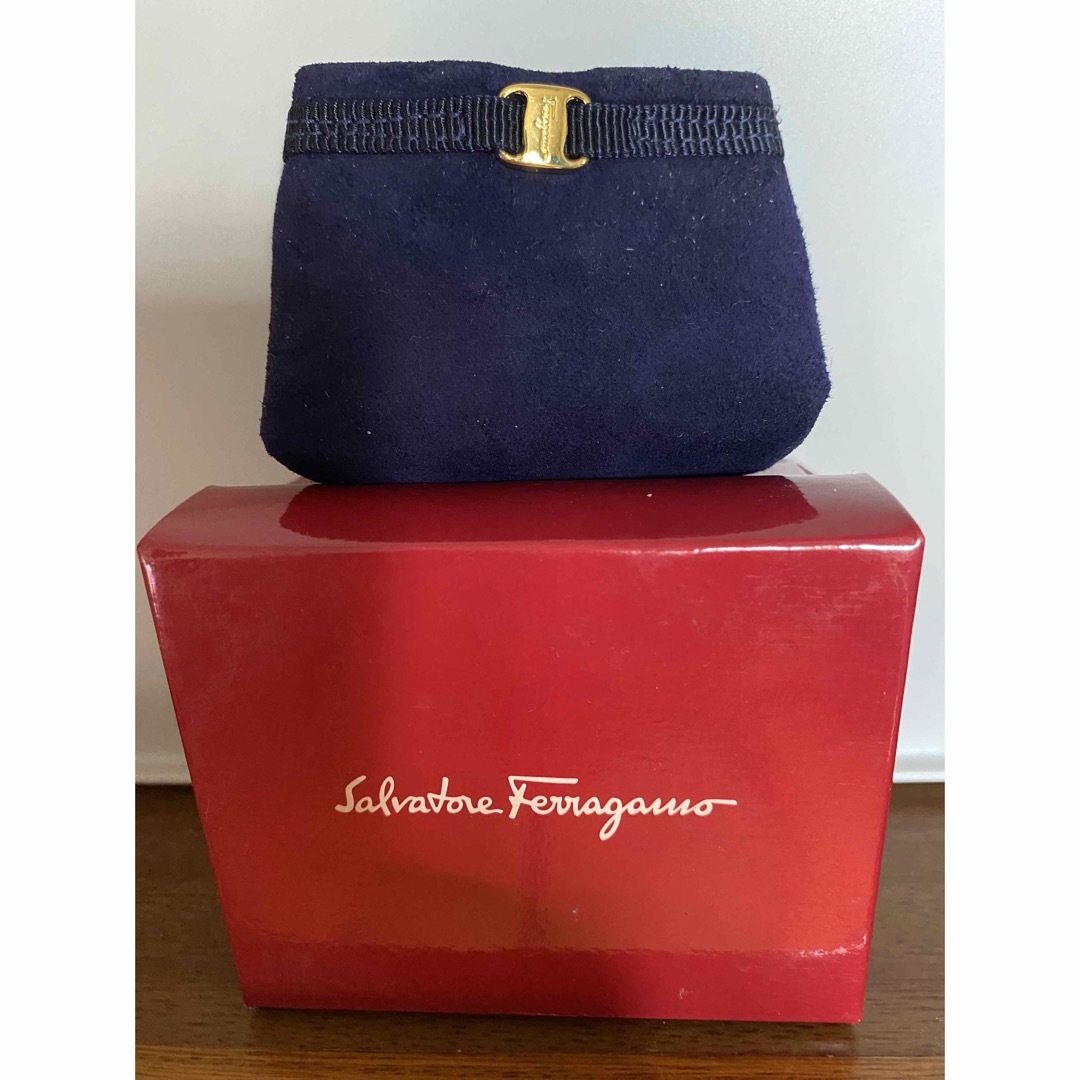 Salvatore Ferragamo(サルヴァトーレフェラガモ)の未使用品　フェラガモ　スエードポーチ型 キーホルダー レディースのファッション小物(キーホルダー)の商品写真