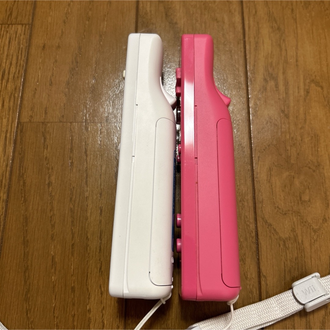 Wii(ウィー)のwiiリモコン　ピンク＋ホワイト　2本セット／カバー＆ストラップ付き エンタメ/ホビーのゲームソフト/ゲーム機本体(その他)の商品写真