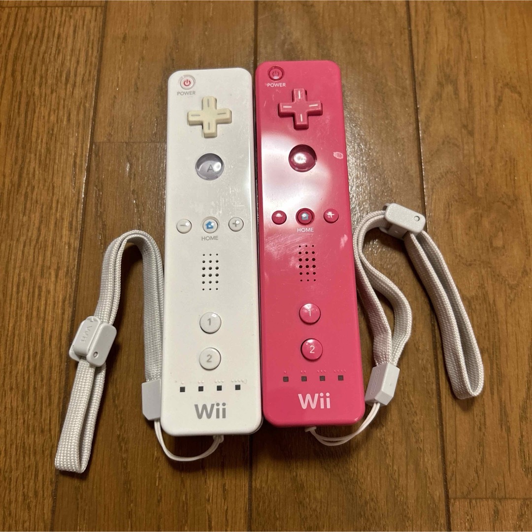 Wii(ウィー)のwiiリモコン　ピンク＋ホワイト　2本セット／カバー＆ストラップ付き エンタメ/ホビーのゲームソフト/ゲーム機本体(その他)の商品写真