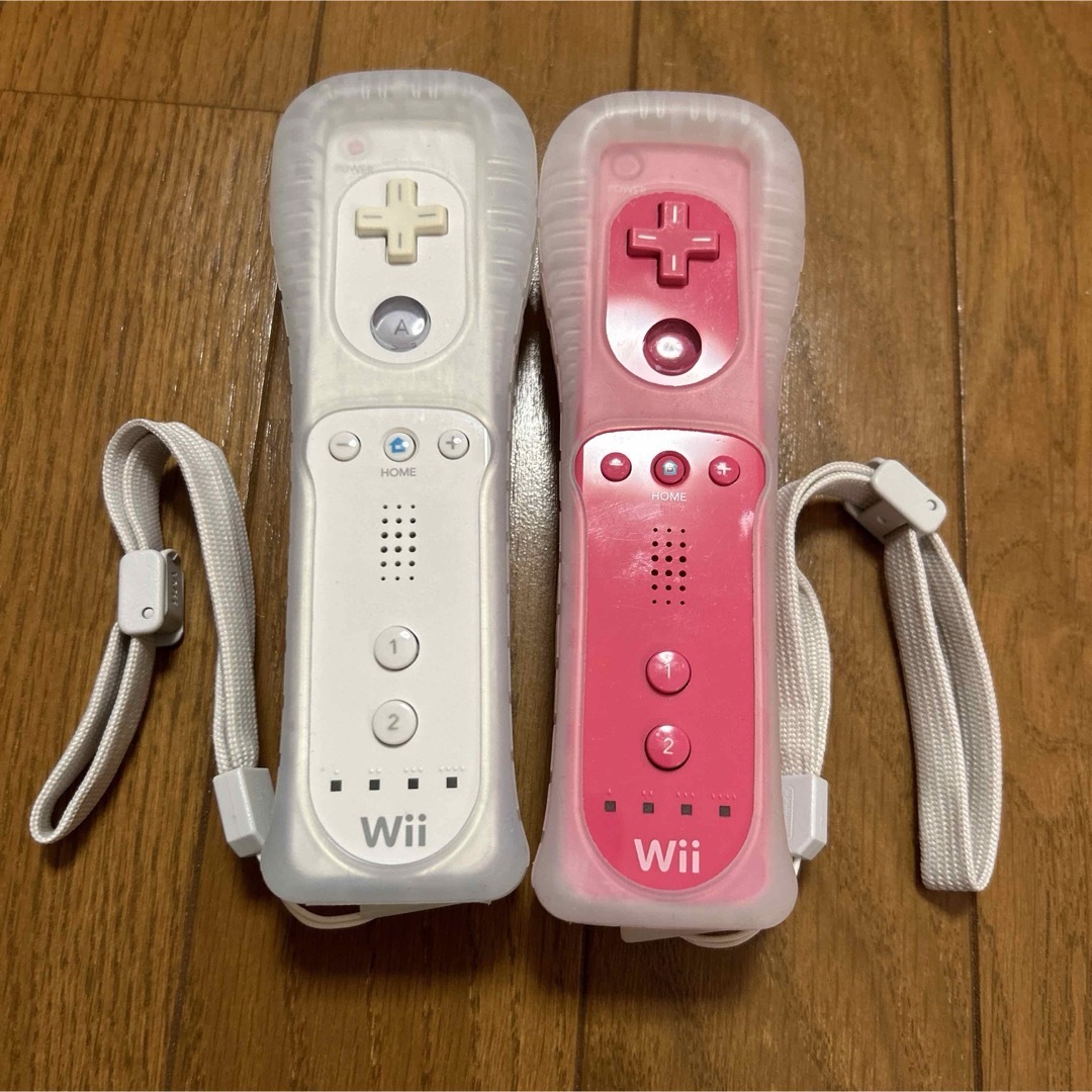 Wii(ウィー)のwiiリモコン　ピンク＋ホワイト　2本セット／カバー＆ストラップ付き エンタメ/ホビーのゲームソフト/ゲーム機本体(その他)の商品写真