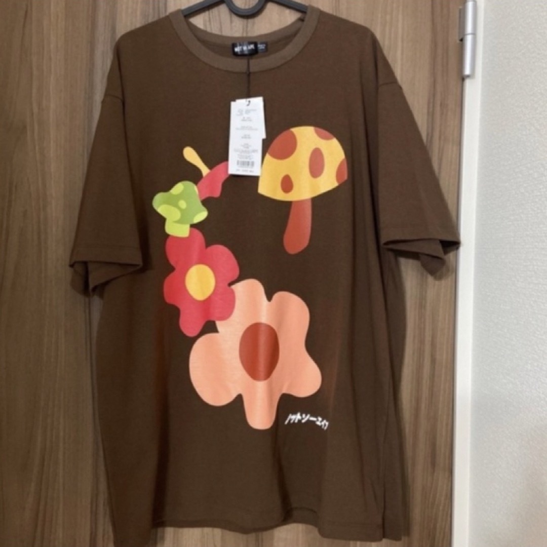 タグ付き　プリントTシャツ　Tシャツ　半袖　花柄　きのこ　ブラウン　茶色　春 メンズのトップス(Tシャツ/カットソー(半袖/袖なし))の商品写真