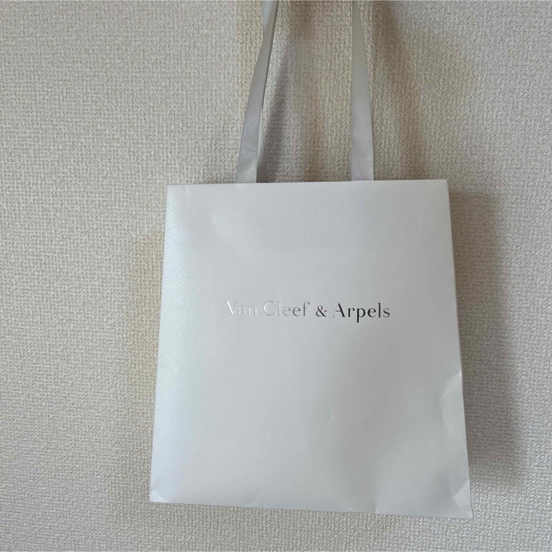 Van Cleef & Arpels(ヴァンクリーフアンドアーペル)のヴァンクリーフアーペル　紙袋 レディースのバッグ(ショップ袋)の商品写真