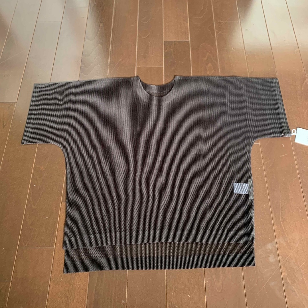 PLEATS PLEASE ISSEY MIYAKE(プリーツプリーズイッセイミヤケ)のプリーツプリーズTATAMI APRIL BLACK PEPPER レディースのトップス(シャツ/ブラウス(長袖/七分))の商品写真