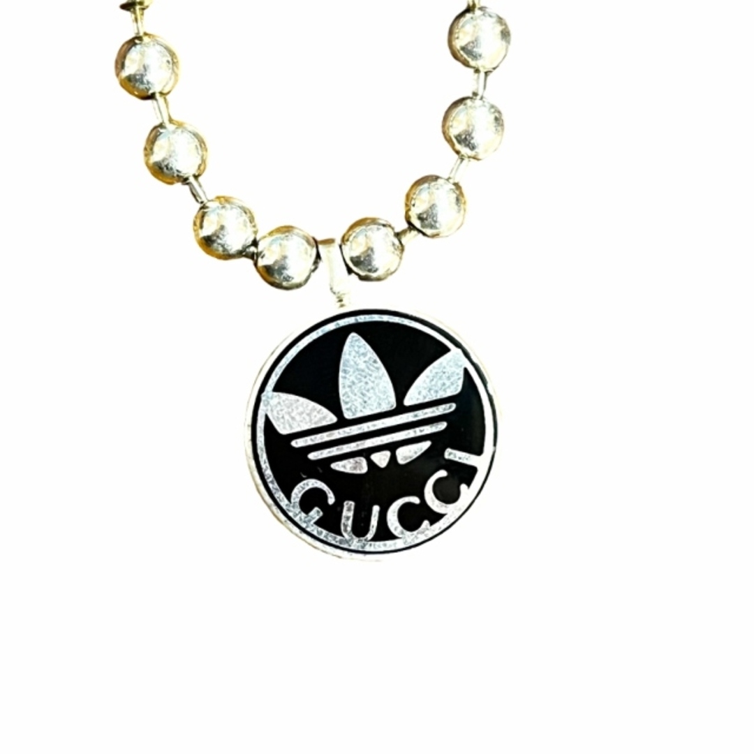 Gucci(グッチ)のグッチ GUCCI × アディダス ロゴ ネックレス ペンダント アクセサリー メンズのアクセサリー(ネックレス)の商品写真