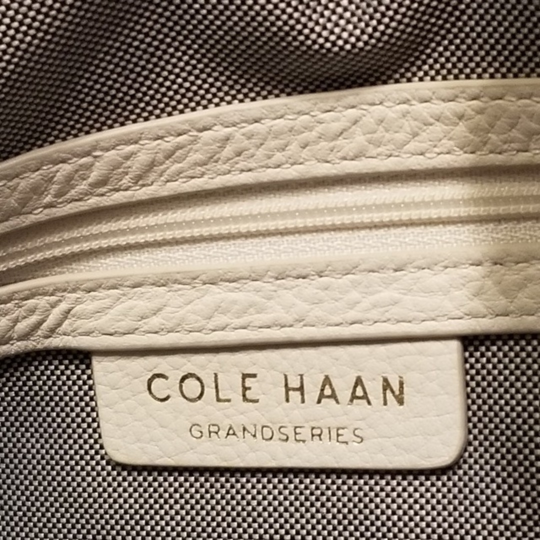 Cole Haan(コールハーン)のCOLE HAAN(コールハーン) リュックサック美品  - 白 レザー レディースのバッグ(リュック/バックパック)の商品写真