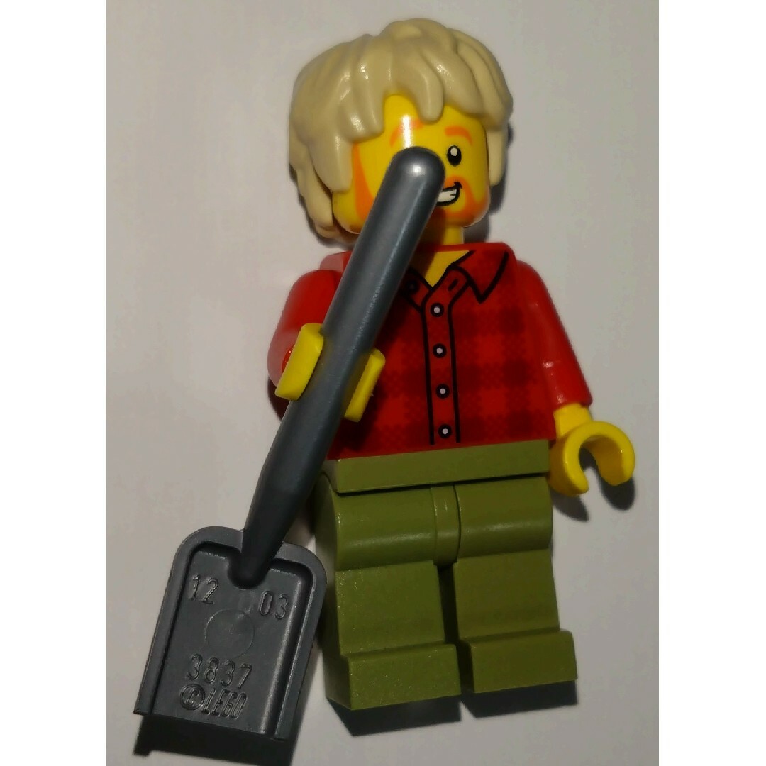 Lego(レゴ)のレゴミニフィグ　チェック柄の服装とスコップ キッズ/ベビー/マタニティのおもちゃ(知育玩具)の商品写真