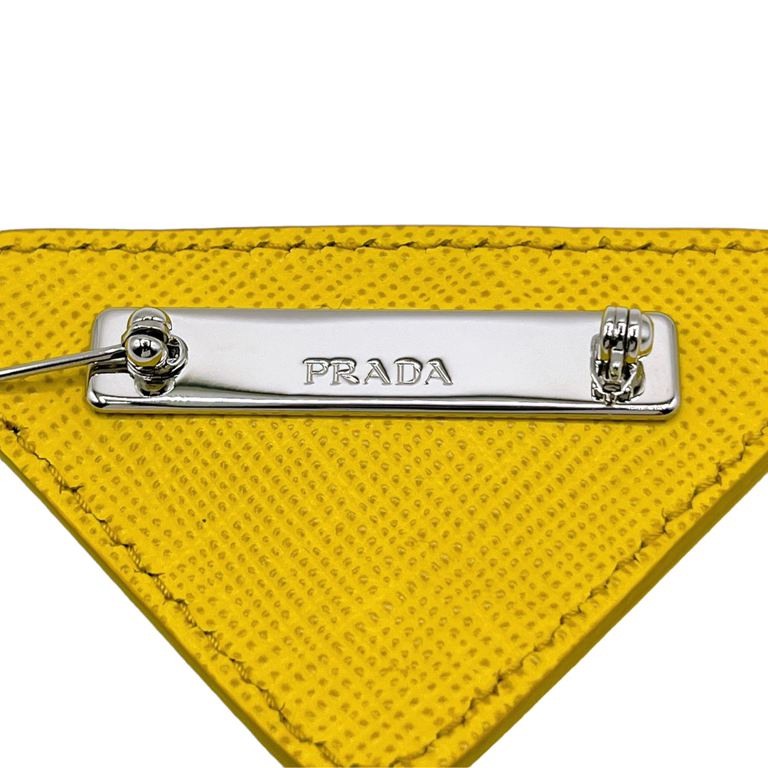 PRADA(プラダ)の極美品 プラダ 三角プレート トライアングル ブローチ イエロー ユニセックス レディースのアクセサリー(ブローチ/コサージュ)の商品写真