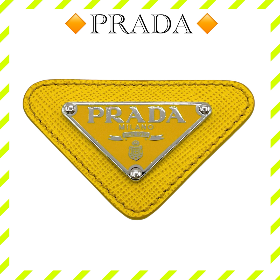 PRADA(プラダ)の極美品 プラダ 三角プレート トライアングル ブローチ イエロー ユニセックス レディースのアクセサリー(ブローチ/コサージュ)の商品写真