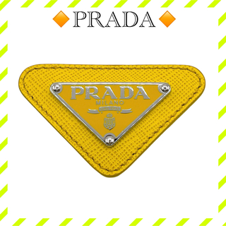 プラダ(PRADA)の極美品 プラダ 三角プレート トライアングル ブローチ イエロー ユニセックス(ブローチ/コサージュ)