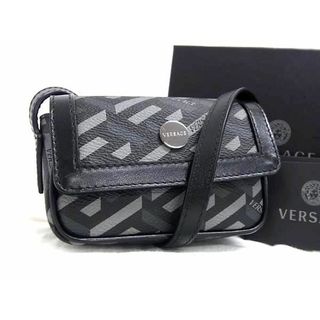 ヴェルサーチ(VERSACE)の■新品■未使用■ VERSACE ヴェルサーチ ラグレカ PVC 総柄 クロスボディ ショルダーバッグ ポシェット ブラック系×グレー系 AZ0539 (ショルダーバッグ)