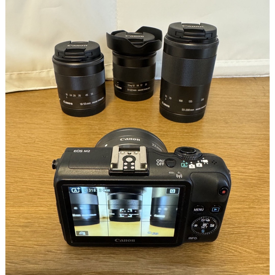 Canon(キヤノン)のCanon EOS M2 Wレンズキット BL＋レンズ2本 スマホ/家電/カメラのカメラ(ミラーレス一眼)の商品写真