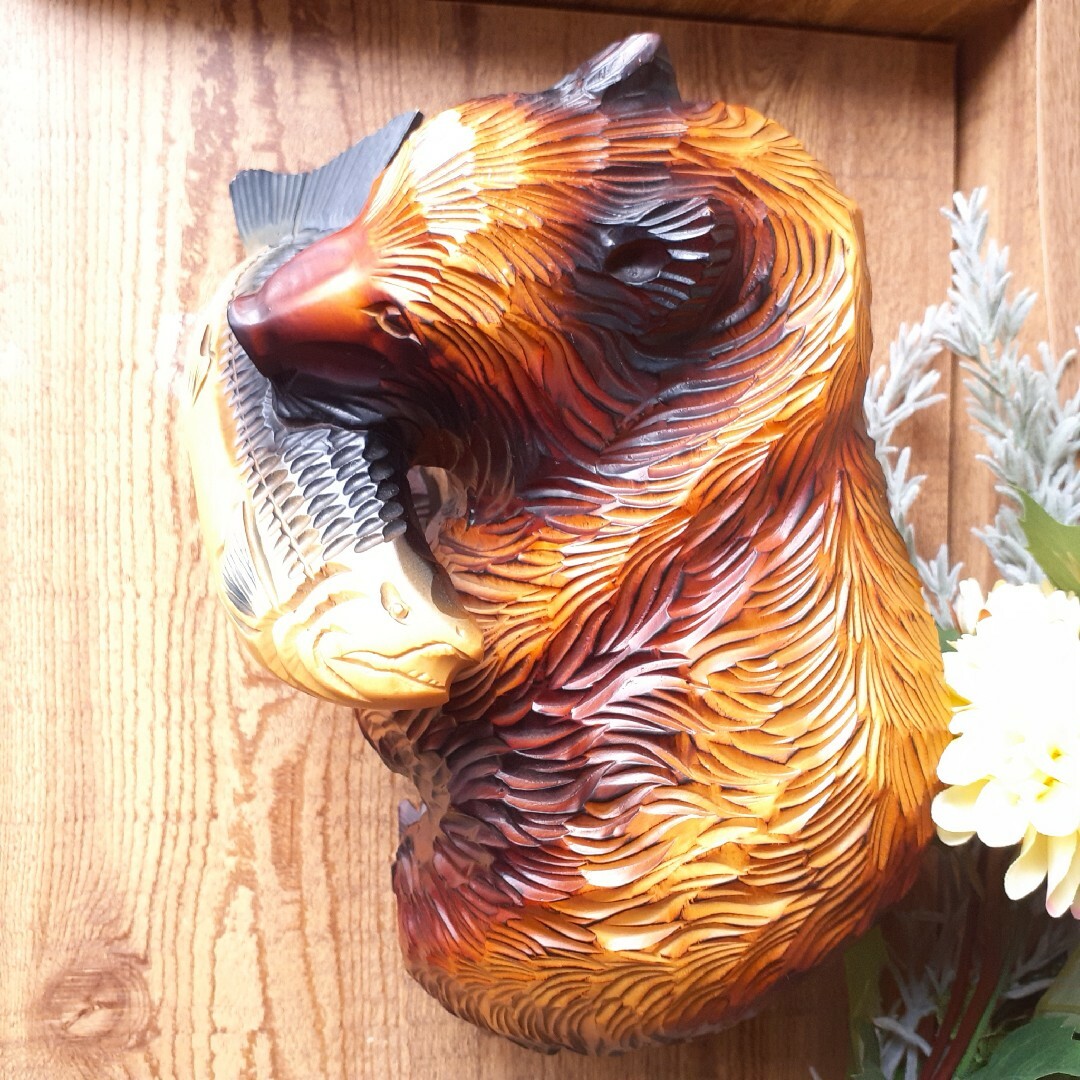【美品】木彫り　鮭を咥えた熊 エンタメ/ホビーの美術品/アンティーク(彫刻/オブジェ)の商品写真