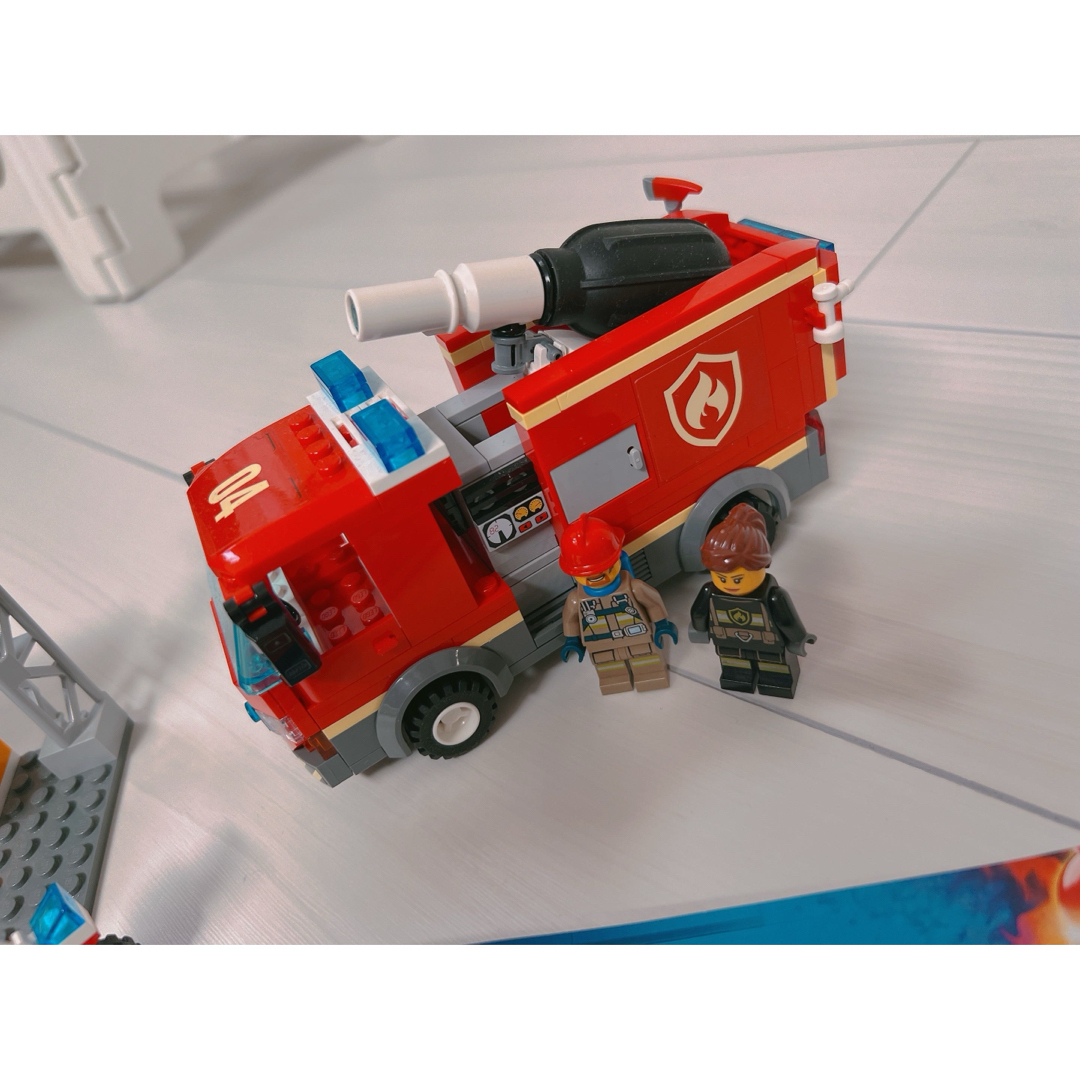 Lego(レゴ)のLEGOシティハンバーガーショップの火事60214 キッズ/ベビー/マタニティのおもちゃ(積み木/ブロック)の商品写真