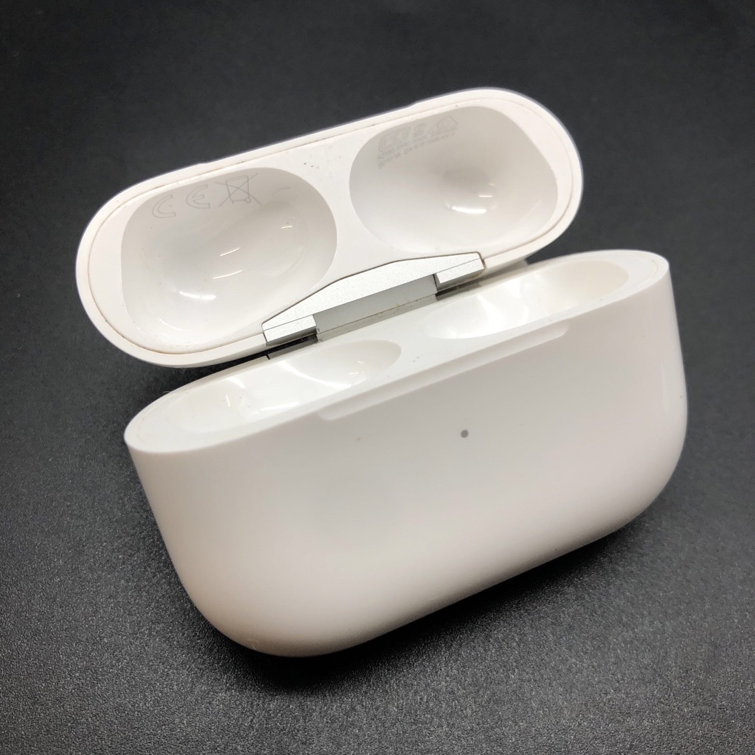 Apple(アップル)の純正 Apple アップル AirPods Pro 充電ケースのみ 第一世代 スマホ/家電/カメラのオーディオ機器(ヘッドフォン/イヤフォン)の商品写真