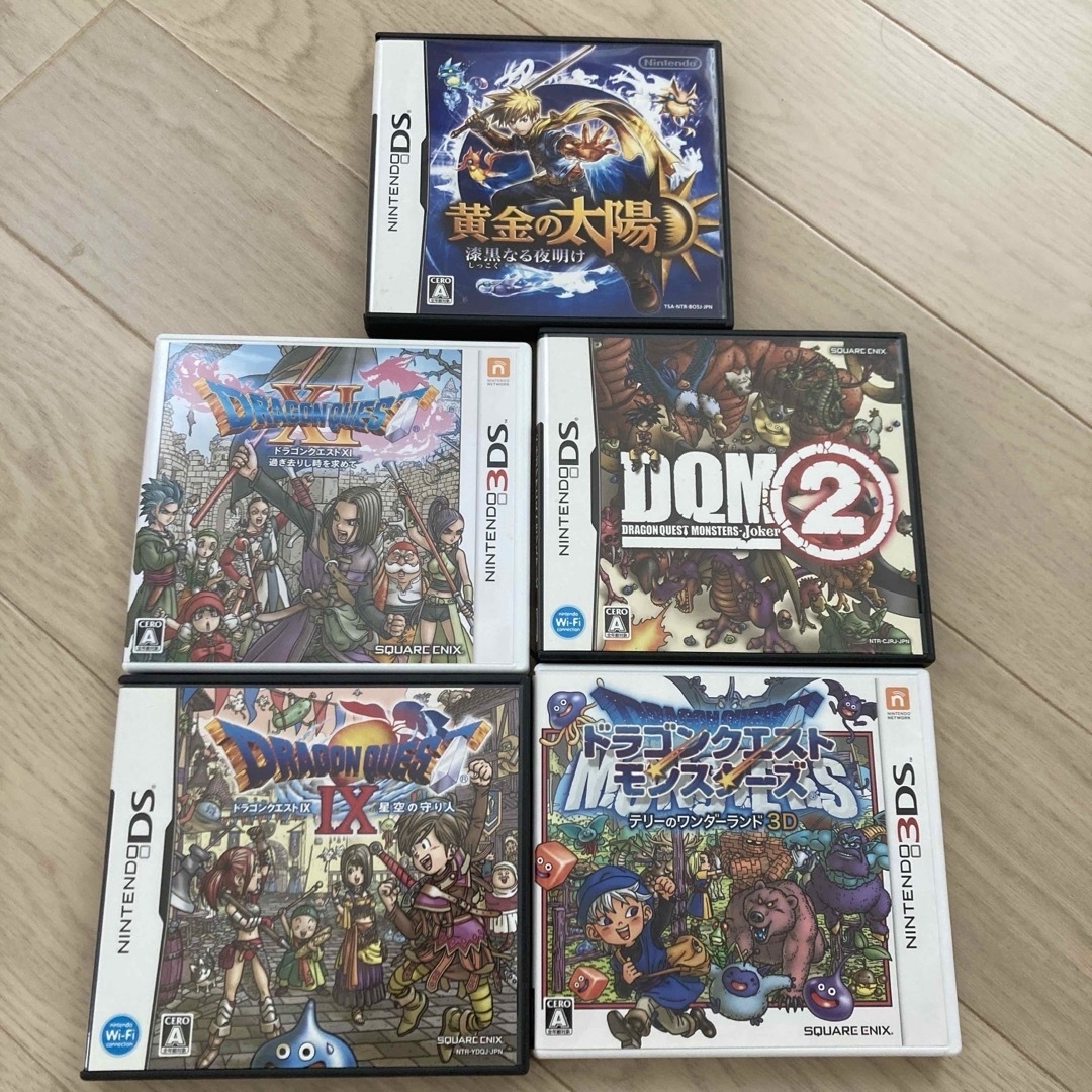 ニンテンドー3DS(ニンテンドー3DS)の【中古】3DS 本体　ドラクエほか全5ソフト付 エンタメ/ホビーのゲームソフト/ゲーム機本体(携帯用ゲーム機本体)の商品写真