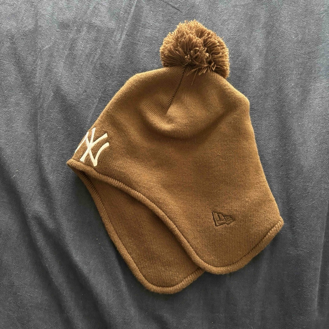 NEW ERA(ニューエラー)のBEAMS / 別注 Ear Flap Pom-Pom Knit Cap メンズの帽子(ニット帽/ビーニー)の商品写真