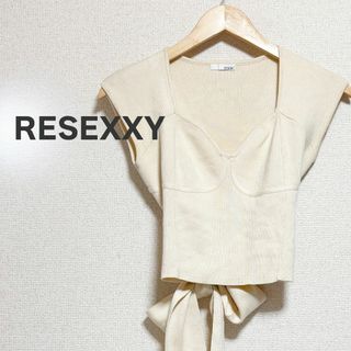 リゼクシー(RESEXXY)のresexxy リゼクシー　ニット タンクトップ　袖なし　ホワイト　リボン　白(ニット/セーター)