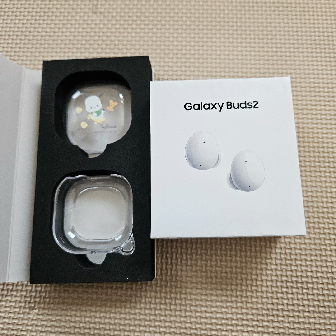 SAMSUNG(サムスン)の未開封　GALAXY BUDS2 WHITE　おまけ付き スマホ/家電/カメラのオーディオ機器(ヘッドフォン/イヤフォン)の商品写真