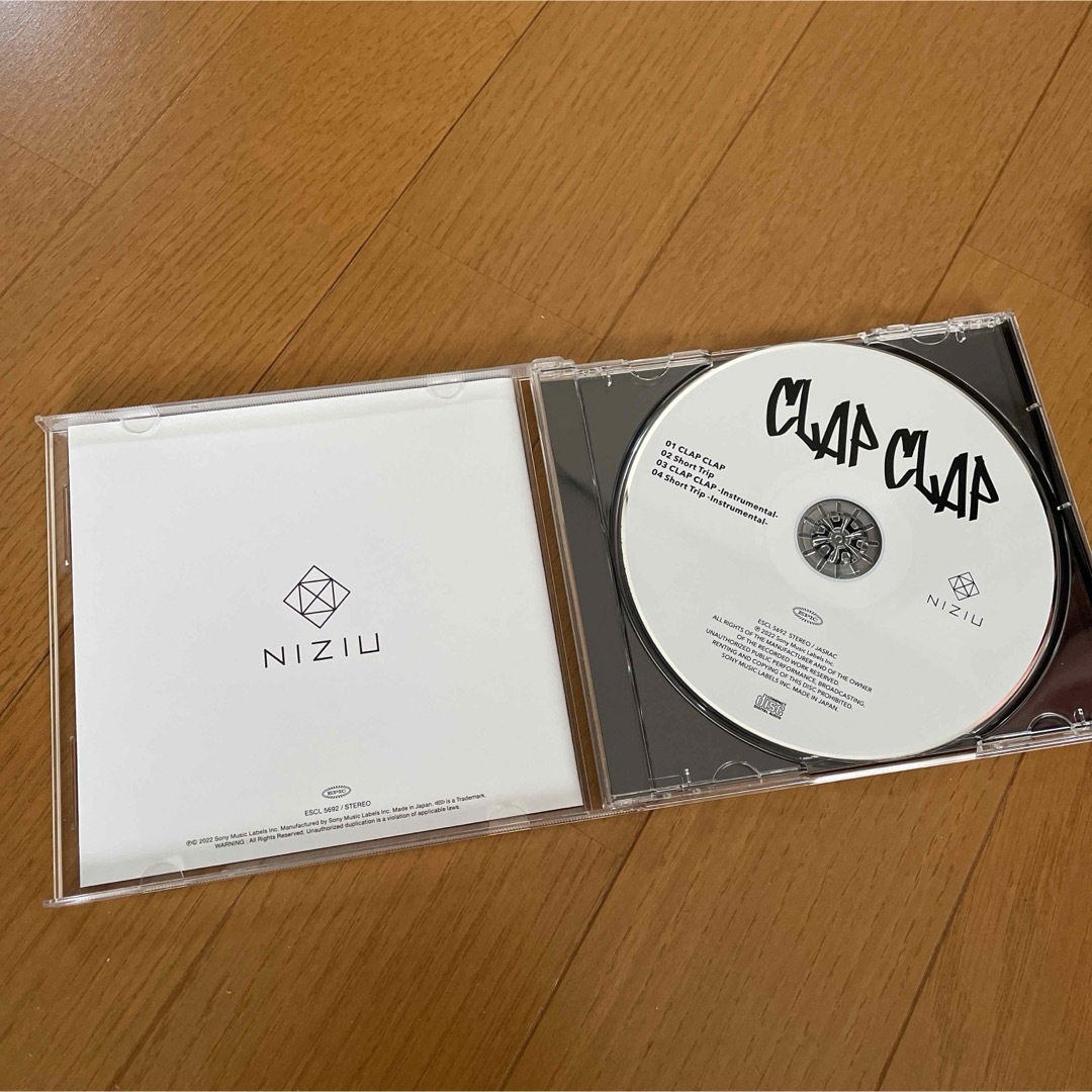 NiziU(ニジュー)のNiziU CD ＋ NIZOO アヤカ ミニうちわキーホルダー エンタメ/ホビーのCD(K-POP/アジア)の商品写真