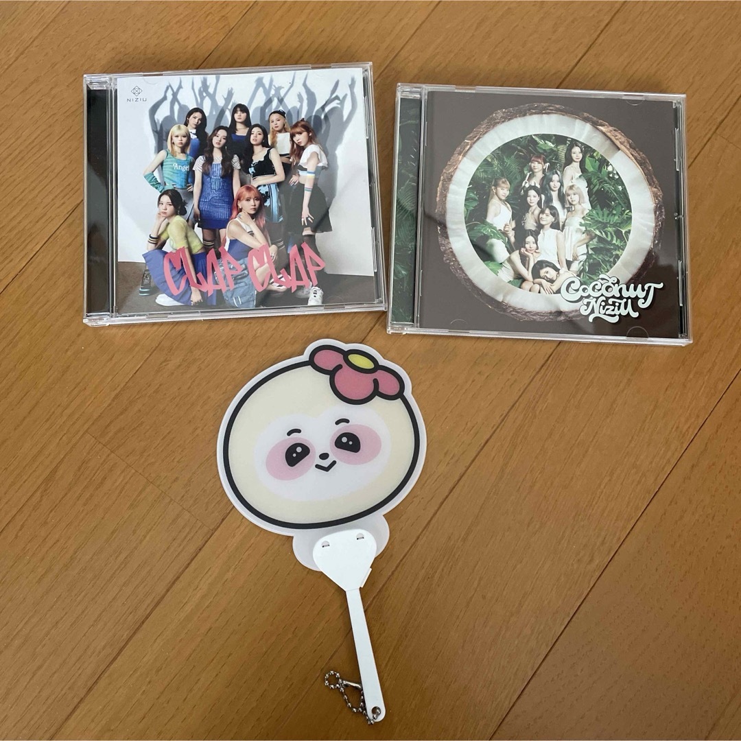 NiziU(ニジュー)のNiziU CD ＋ NIZOO アヤカ ミニうちわキーホルダー エンタメ/ホビーのCD(K-POP/アジア)の商品写真