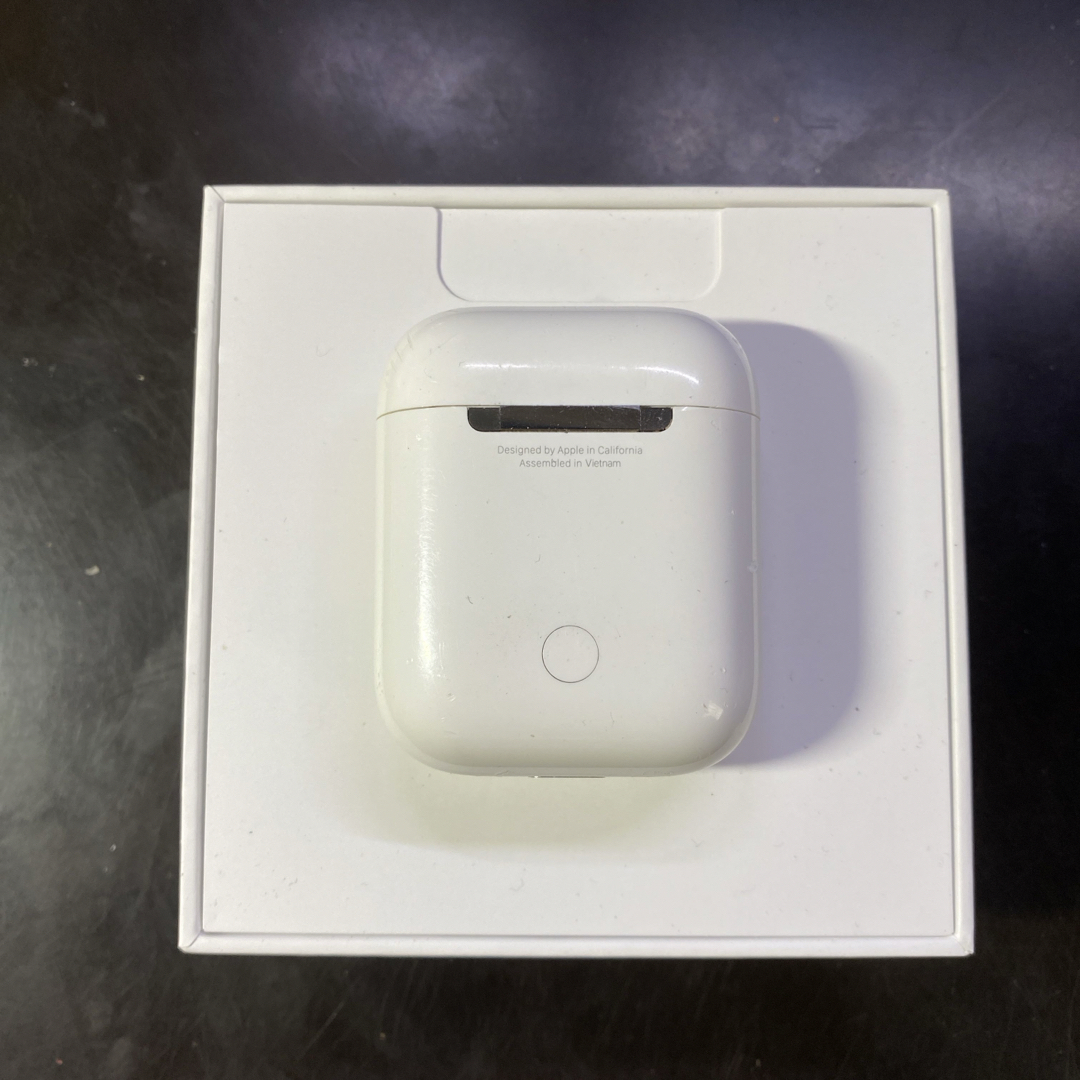 Apple(アップル)のApple AirPods  第2世代　充電ケース　 スマホ/家電/カメラのオーディオ機器(ヘッドフォン/イヤフォン)の商品写真