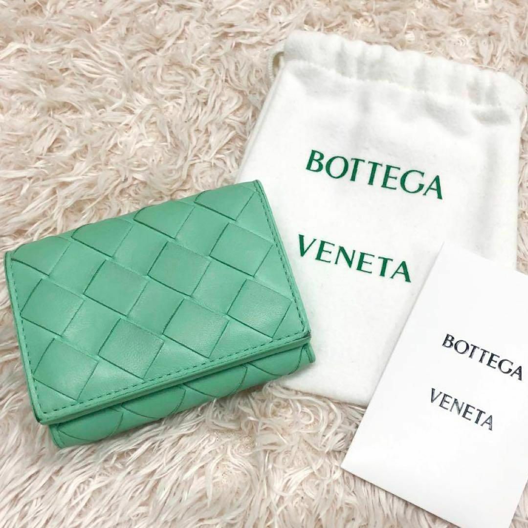 Bottega Veneta(ボッテガヴェネタ)のボッテガヴェネタ 三つ折りコンパクト財布 イントレチャート ミントグリーン レディースのファッション小物(財布)の商品写真