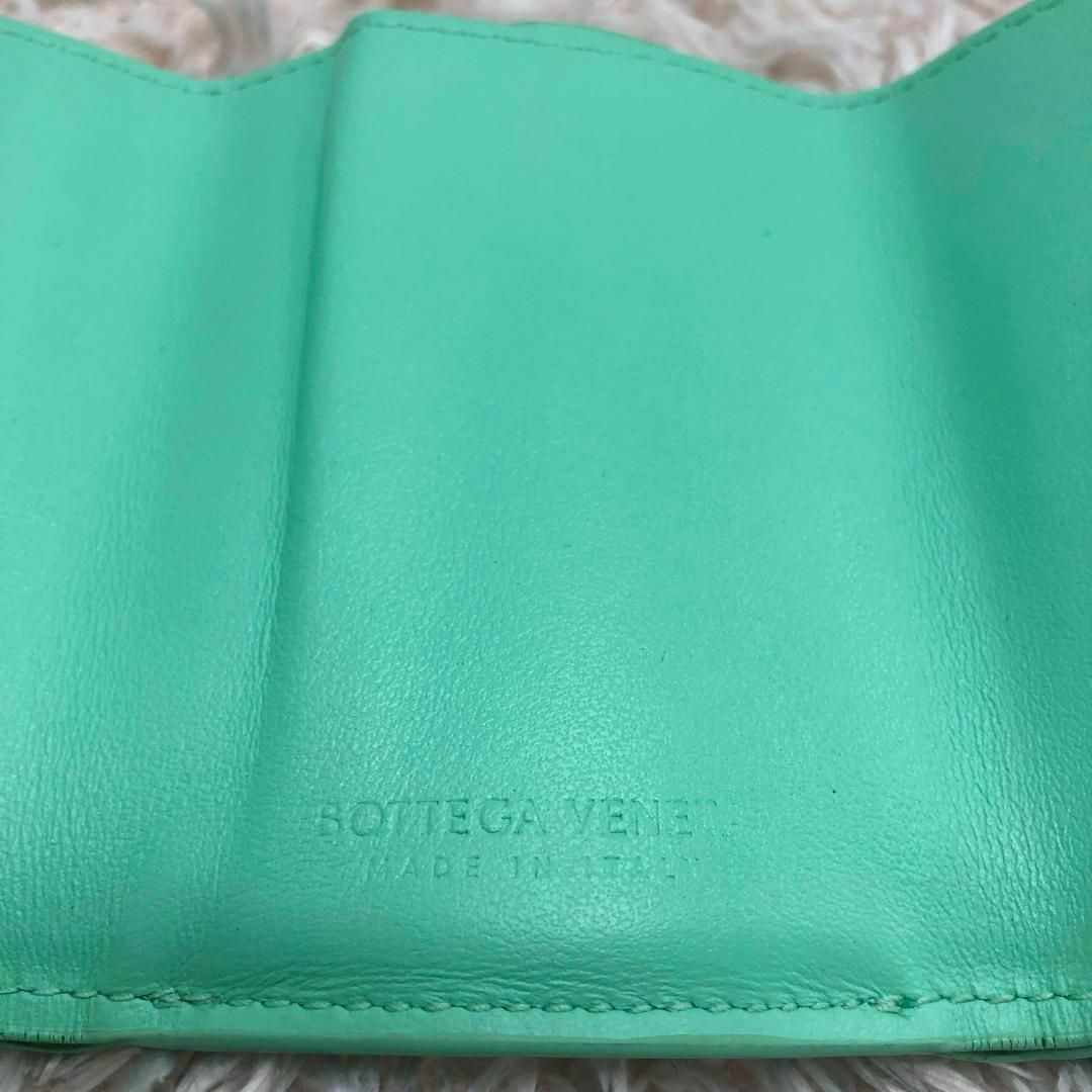 Bottega Veneta(ボッテガヴェネタ)のボッテガヴェネタ 三つ折りコンパクト財布 イントレチャート ミントグリーン レディースのファッション小物(財布)の商品写真