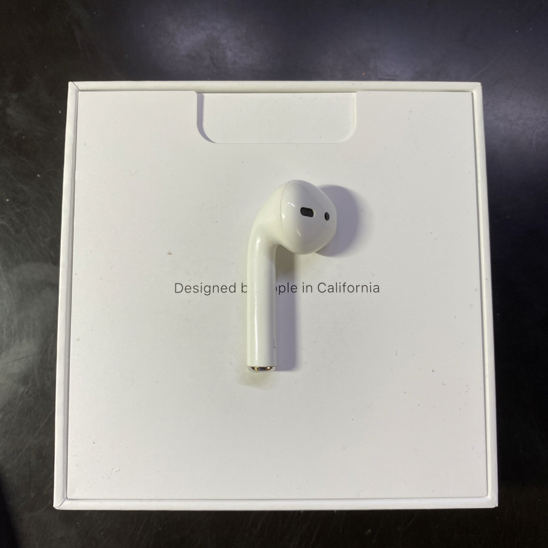 Apple(アップル)のApple AirPods  第１世代　左耳　左側　左 スマホ/家電/カメラのオーディオ機器(ヘッドフォン/イヤフォン)の商品写真