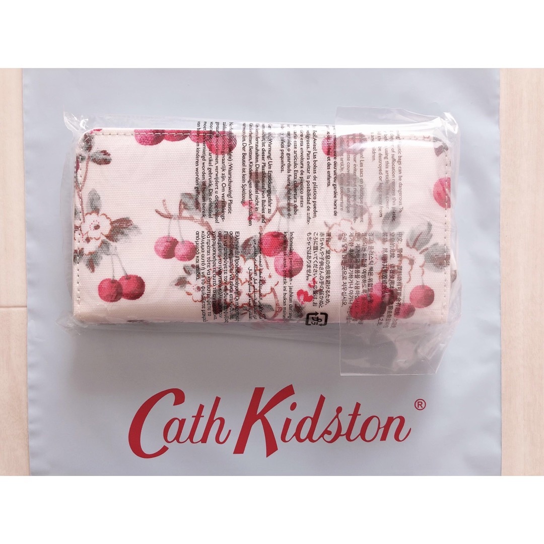 Cath Kidston(キャスキッドソン)の【新品未使用】キャスキッドソン さくらんぼ ジップ長財布 チェリースプリグ レディースのファッション小物(財布)の商品写真